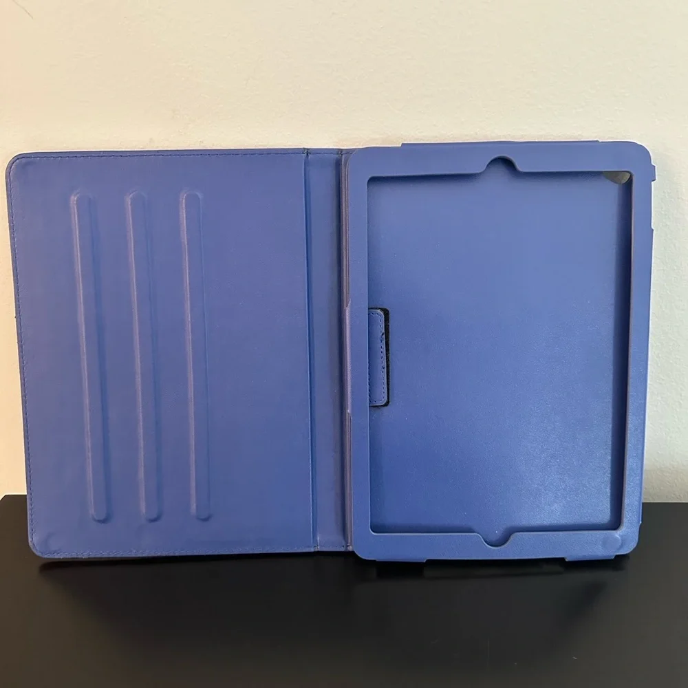Marc Jacobs Tablet Cover and Stand– Blue